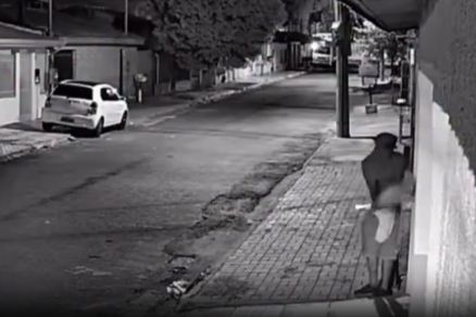 C�mera registrou homem ateando fogo em casa no CPA IV