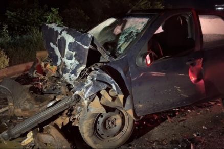 Fiat Palio ficou parcialmente destru�do ap�s o acidente  