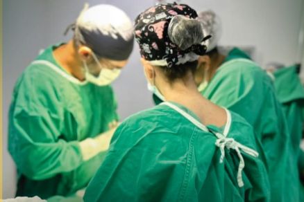 Equipe m�dica de G�ias durante parto de g�mos siameses 