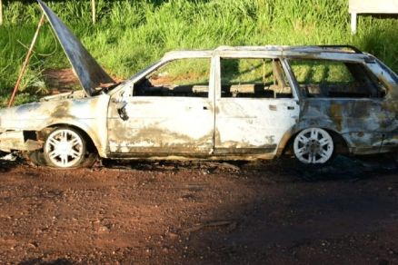 Carro de funer�ria pega fogo durante translado de corpo em MT 