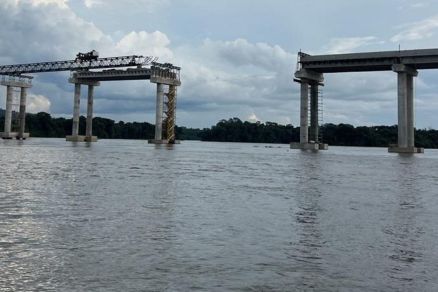 Constru��o da Ponte sobre o Rio Juruena, que vai ligar os munic�pios de Cotrigua�u e Nova Bandeirantes