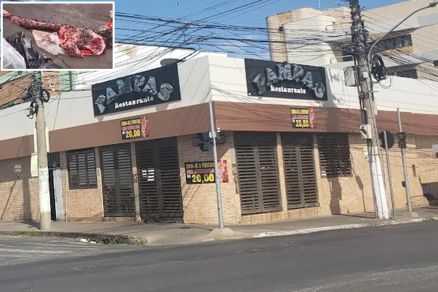 Morador filmou um peda�o de carne crua (detalhe) na cal�ada do Restaurante Pampas