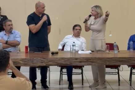 O prefeito Abilio Brunini e a suplente de senadora Margareth Buzetti no momento do desentendimento