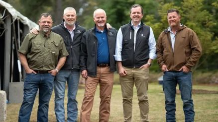 Graham Walker (2� da dir. para esq.), o chefe que 'fez a festa' de seus funcion�rios