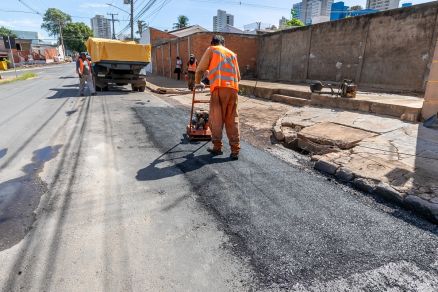 Trabalhador em a��o da Prefeitura para tapar buracos em Cuiab� 