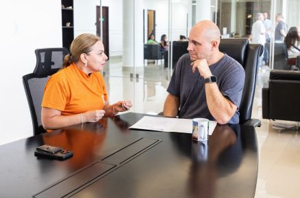 Prefeito Abilio Brunini e a vereadora Paula Calil durante a san��o da lei