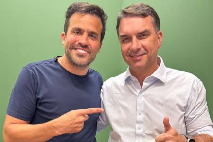 Senador Fl�vio Bolsonaro ao lado do  influenciador Pablo Mar�al