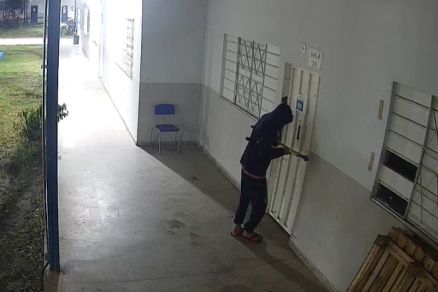 Imagem registrou momento em que suspeitos invadiram escola