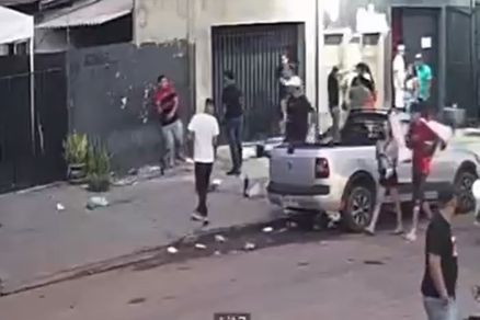 Imagem mostra momento em que jovem � atingido pelos disparos 