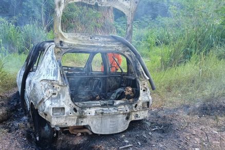 O carro incendiado foi encontrado embaixo da ponte Sarita Baracat