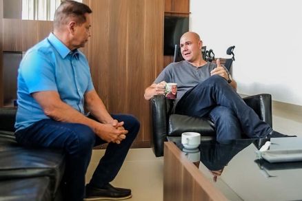 O deputado estadual Eduardo Botelho e o prefeito Abilio Brunini, durante encontro no Pal�cio Alencastro