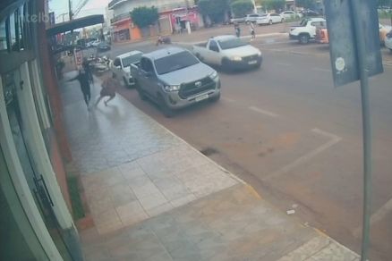 Imagens de seguran�a registram momento em que suspeito empurra idosa no ch�o em MT 