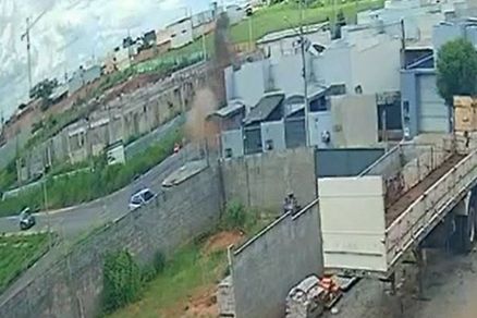 Momento em que fossa explode em Sorriso 