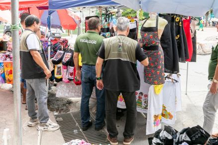 Servidores da Secretaria Municipal de Ordem P�blica durante fiscaliza��o 