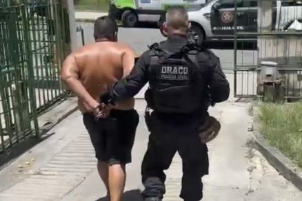 L�der de fac��o sendo conduzido por agente da Pol�cia Civil carioca 