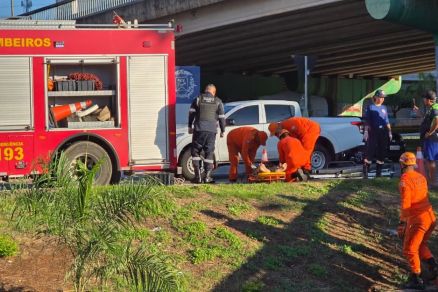Equipe do Corpo de Bombeiros durante resgate de idoso no C�rrego do Barbado, na Avenida Fernando Correa