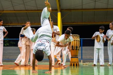 Crian�as de bairros perif�ricos de Poxor�u aprendem capoeira