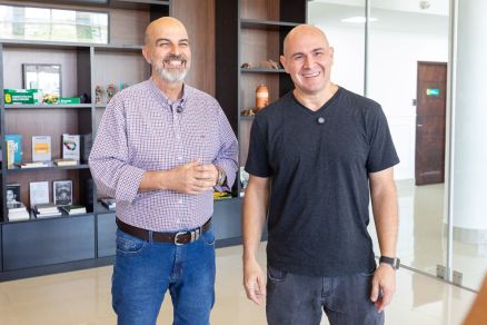 O secret�rio municipal de Educa��o, Amauri Monge, e o prefeito de Cuiab�, Abilio Brunini