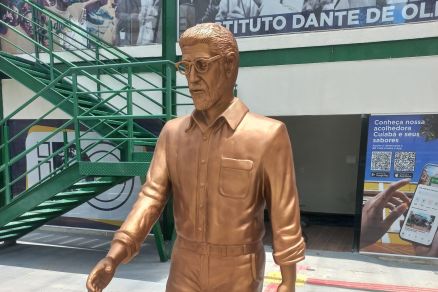 Busto do ex-governador Dante de Oliveira na Pra�a Rachid Jaudy, na Capital