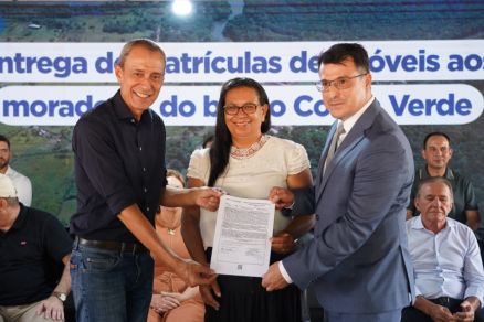 A Prefeitura de Lucas do Rio Verde viveu um momento hist�rico com a entrega de 78 matr�culas de im�veis aos moradores do antigo Recanto dos Macucos
