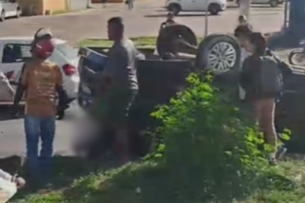 O corpo ficou parcialmente pendurado no carro 