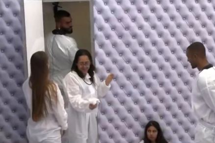 Participantes no quarto branco, no BBB 2026