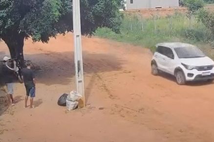 Imagem mostra adolescentes em frente a casa da v�tima 