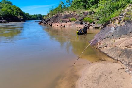 Momento em que equipe de mergulhadores realizava busca pela v�tima 