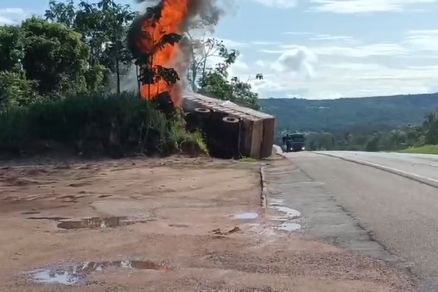 Caminh�o pegou fogo ap�s capotar fora da pista da BR-364, na manh� desta ter�a-feira