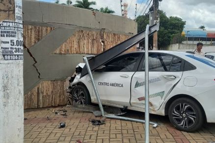 Imagem mostra carro da empresa TVCA, em pr�dio de Cuiab�