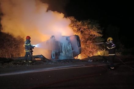 Um pessoa morreu carbonizada ap�s carreta tombar e pegar fogo em MT