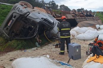 Caminh�o tomba e motorista morre prensado na cabine em MT