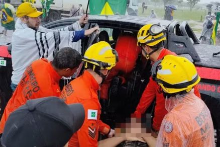 O Corpo de Bombeiros socorreu as pessoas que foram atingidas