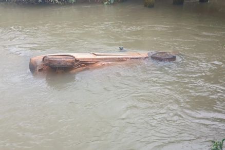 Carro e condutor ficaram submersos ap�s queda em rio; homem morreu afogado 