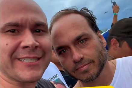 O prefeito de Cuiab�, Abilio Brunini, e o vereador do Rio de Janeiro Carlos Bolsonaro, durante caminhada em Bras�lia no �ltimo final de semana