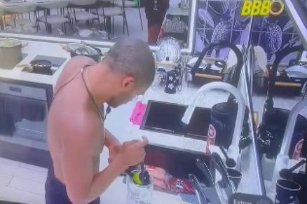 Matheus se enrola com espremedor de lim�o