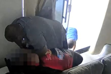 Imagem mostra momento em que agressor enforca v�tima  