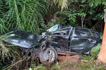 Duas pessoas morrem e uma fica ferida ap�s carro capotar em MT