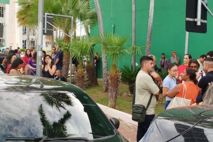 Os servidores da C�mara Municipal ficaram na cal�ada da sede