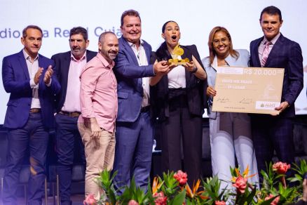 Vencedores subiram ao palco e tiraram foto ao lado das autoridades
