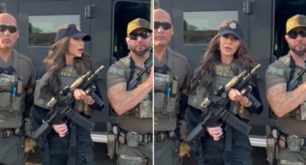 Kristi Noem, secret�ria de Seguran�a Interna dos EUA, com arma apontada para a cabe�a de agente