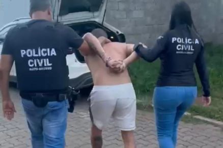 Momento em l�der de fac��o � levado por pol�ciais 