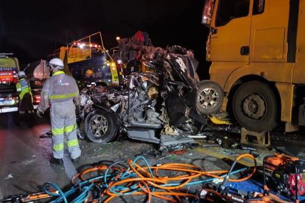 Acidente entre duas carretas e  Toyota Hilux deixou carro destru�do