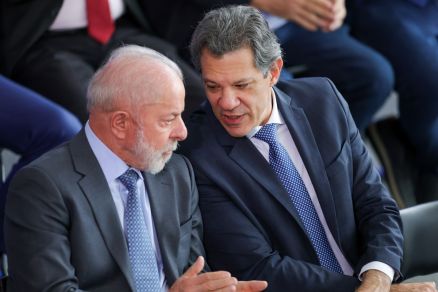 O presidente Luiz In�cio Lula da Silva, acompanhado do ministro da Fazenda, Fernando Haddad