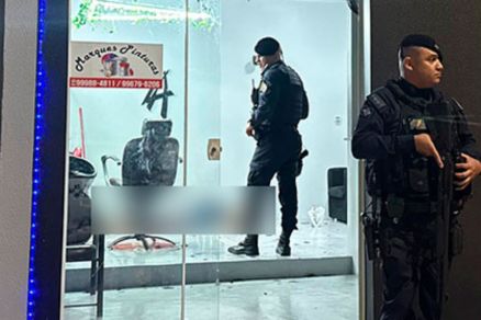 Policiais militares no local do homic�dio ap�s serem acionados 