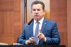 Mendes: �� justo membro de sindicato afastado, sem trabalhar?�