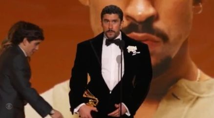 Bad Bunny foi aplaudido ao discursar contra o ICE 