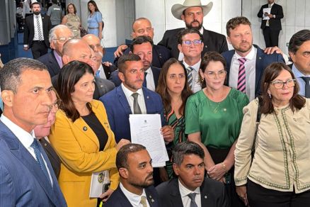 Parlamentares se reuniram em ato simb�lico de protocolo do pedido no Congresso Nacional