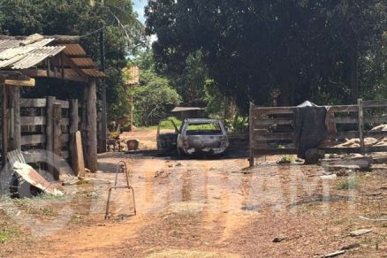 Carro em que o corpo de Jair Pedro Balero foi encontrado e Beliz�rio Gomes de Lima baleado