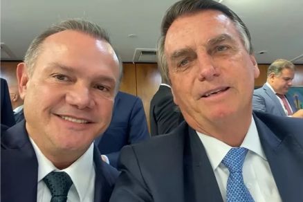 O ex-presidente Jair Bolsonaro em foto com o senador Wellington Fagundes, antes de ser preso